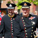4. juni. Kong Harald inspiserer sin garde i Huseby leir. Kronprins Haakon er også til stede (Foto: Erlend Aas / Scanpix).